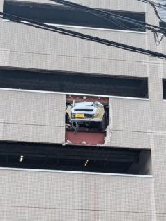 パチンコテキサス段原で車が壁を突き破るのイメージ画像