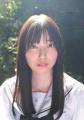 乃木坂46五百城茉央、制服姿で上目遣..