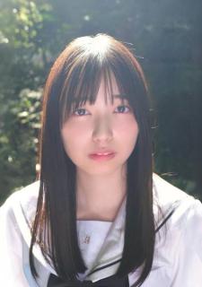 乃木坂46五百城茉央、制服姿で上目遣い “冨里奈央撮影”スペシャルグラビア登場