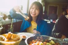 長濱ねる、2nd写真集先行カット第8弾解禁 料理を前に幸せそうな笑顔