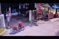 チェンマイで外国人カップルがヘルメット泥棒、郵便局のロゴ入り