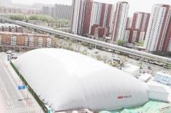 北京市副都心の建設現場、防塵・防火・騒音低減の巨大エアシートを初導入―中国