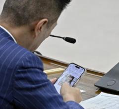 「包茎治療940円」を謳うナース服美女の広告にくぎ付け！ 国会中に“やりたい放題”の議員リスト