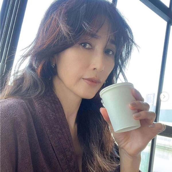 工藤静香、セーターからのひょっこり自撮りが大不評「真顔が怖い」