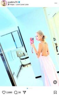 あびる優、大胆“背中ぱっくり”ワンピ姿に反響！「ノーブラ？」「タトゥー増えた？」とファン騒然のイメージ画像