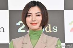 池田エライザ、美ウエスト輝くクリスマスコーデに反響「スタイル抜群」「世界一可愛いサンタ」