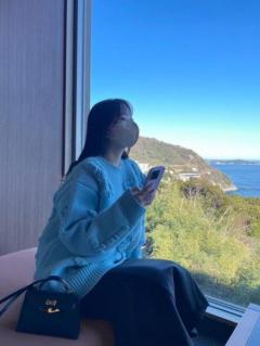指原莉乃、お気に入りのニットでシソンヌ長谷川と談笑中？海に映えるキュートな笑顔にキュン！