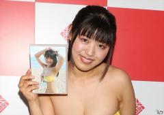 四葉杏果 ハワイで面積が小さい黒水着でセクシーショット！