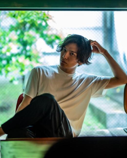 生田斗真 Hidetシャツ着て一眼レフで自撮り 腕の筋までかっこいい スレッド閲覧 ローカルクチコミ爆サイ Com関東版