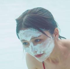 美谷間チラり…長濱ねる、泥パックに集中「手首にロッカーの鍵がついてるところがお気に入りポイント」