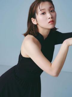 「機動戦士ガンダム」「葬送のフリーレン」で話題の声優・市ノ瀬加那、肩出しドレスで美肌輝く