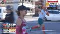 大阪国際女子マラソンでランナーと並..