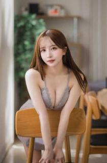 “ビジュ良すぎる”清水れい、豊満美谷間を強調した前かがみのポーズにファン悶絶