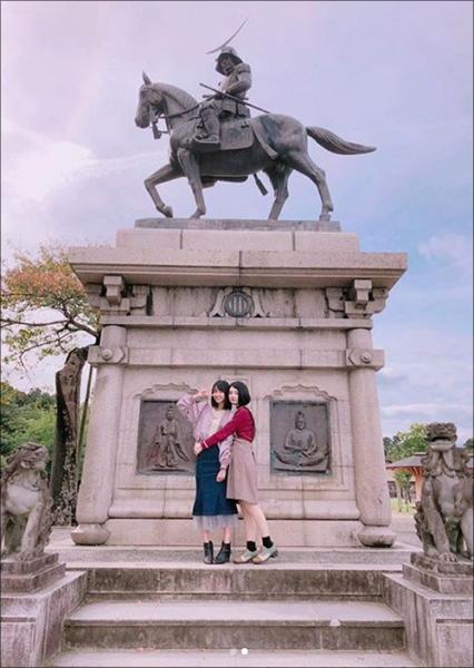 小泉遥＆小室ゆら、小悪魔美女と清楚系美少女が温泉リポ