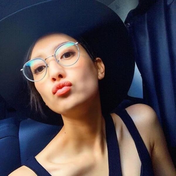 菜々緒、セクシーな鎖骨が丸見えのキス顔に大反響「悩ましいお姿」