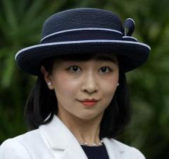 《“厚塗り”との指摘が》佳子さま ブラジルご訪問中の慰霊碑での“濃い目メイク”が一部で波紋…プロのヘアメイクの「評価」は？
