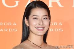 すみれ、美スタイル際立つワンショルドレス姿 ローラ・アンミカ・河北麻友子ら誕生日パーティー集結