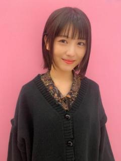 浜辺美波、眉毛がポイント大人メイク。純白衣装が天使すぎ！