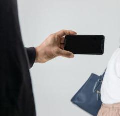 パチンコ店で30代女性のスカートの中をスマホで盗撮しようとした疑い…従業員が気づき警察に通報、約12時間後46歳の男を逮捕 札幌市のイメージ画像