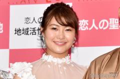 村上佳菜子、夫と恋人繋ぎ＆密着自撮り2ショット ディズニーデートに「ラブラブ」「楽しんでるの伝わる」の声のイメージ画像