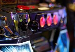 パチスロのメダル盗もうと細工した１万円札を貸出機に入れたら…１万円札だけ取り込まれ失敗、容疑の男は逮捕のイメージ画像
