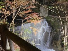 長田峡公園の滝とライトアップされたモミジのイメージ画像