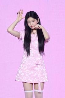 ILLIT・WONHEE、初挑戦のフランス語を猛特訓 レコーディングまでの努力明かす【「‘bomb’」メディアショーケース】のイメージ画像