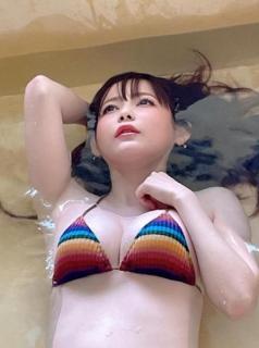中川翔子、水着で水面に浮かぶ姿にドキドキ。色気溢れる表情で見せた大人のしょこたん！のイメージ画像