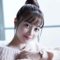 橋本環奈、お団子ヘアのオフショットに歓喜の声「透明感やばいかわいい」