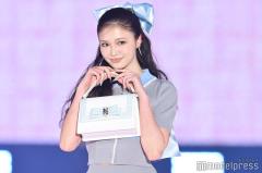 せいら、大きめリボンがキュート 美脚際立つ上品ルック【GirlsAward 2025SS】