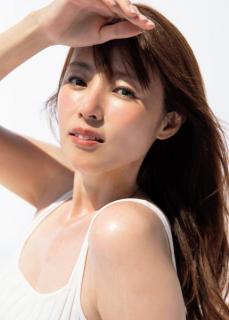 深田恭子、美スタイル際立つ水着姿「週プレ」5年ぶり登場で表紙飾る