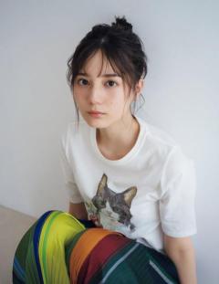 日向坂46小坂菜緒、お団子ヘアが可愛い 美しい横顔にドキッのイメージ画像