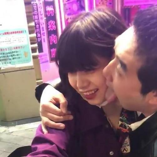 新宿で通りすがりの男が女性の顔を舐め回し暴言を吐く