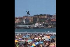 スペインの戦闘機がビーチで超低空飛行、海水浴客もびっくり【動画】