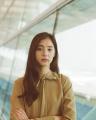 新木優子、レトロチックなコーデで気..