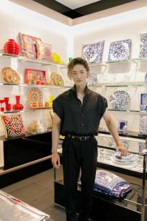 Snow Man岩本照、腕出しシャツ姿で魅了「メンバーとお酒片手に大人の食事などもいいかな」