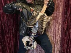 ヘヴィ・メタル沼に引きずり込んだ叔父の遺骨で「人骨ギター」を作ったメタルミュージシャン