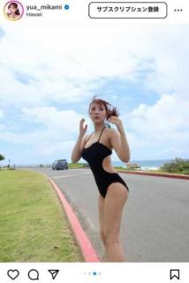”スタイル、全てパーフェクト”三上悠亜、ハワイで撮影した水着ショット公開前かがみのポーズ＆バックショットのイメージ画像