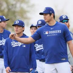 大谷翔平、山本由伸を「卒アル欠席者」扱い！オールスター集合写真でまたイジり炸裂のイメージ画像