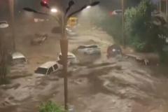 中国で台風「バービー」により洪水が発生、数多くの車が流されていく【動画】