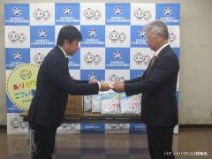 大分県遊協、災害対策用「緊急簡易土のう」を寄付