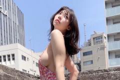 鈴木ふみ奈、ワイルドな脱ぎっぷりのグラマラスボディ