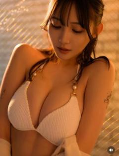 辻りりさ、純白ビキニで大人の魅力あふれる姿を披露 豊満バストに視線釘付け「凄いナイスバディ」「素敵すぎ」のイメージ画像