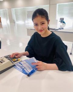 今田美桜、可愛いえくぼの天使スマイル！「花咲舞が黙ってない」銀行員の作法を特訓中