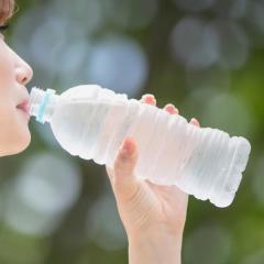 夏は代謝バランスが崩れやすい。“水分補給”が代謝異常につながる可能性のイメージ画像