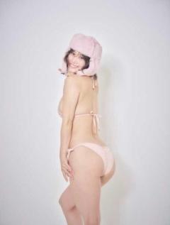 高橋凛、美背中から美尻にかけての見事な曲線美披露！ピンクビキニの振り向きショットでファンを魅了のイメージ画像