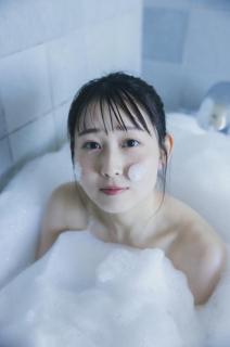 SKE48井上瑠夏、泡風呂でキュートな上目遣い 1st写真集で初ランジェリー姿も披露