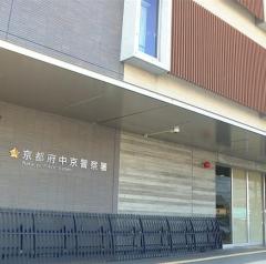中国から修学旅行で来日中の女子中学生の顔面を突然殴ったか　自称アーティストのアメリカ国籍の男を逮捕　京都府警