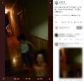 仄暗い廊下の奥から老女が迫る……！..