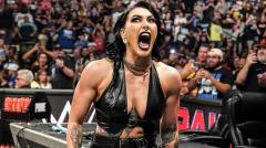 リア・リプリーが女子世界タイトルを獲得、WWE Raw Netflix デビューでレジェンドと祝う